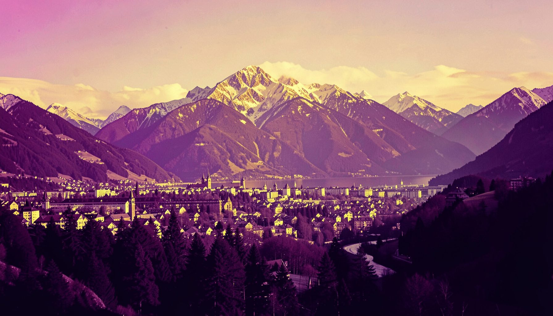 Beschriftetes Panorama von Innsbruck mit der Nordkette im Hintergrund, warme Gold- und Blautöne.