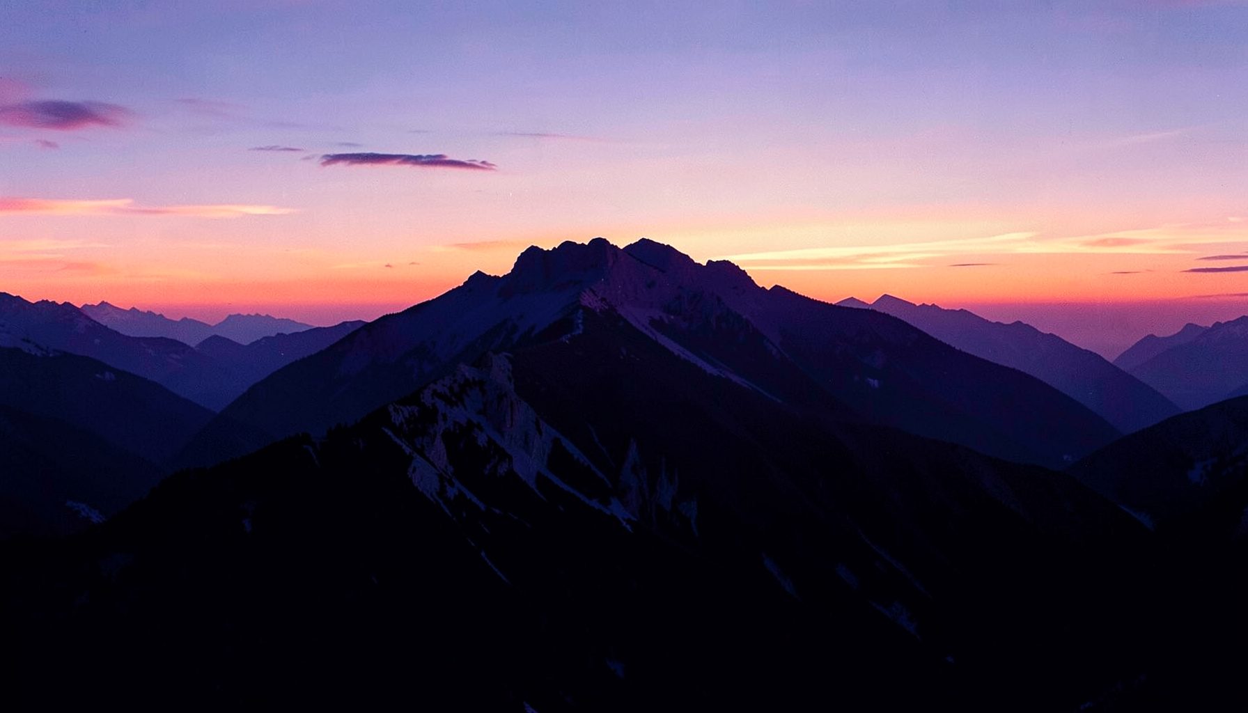 Weitläufiger Bergkamm der Nordkette im Abendlicht, tiefes Blau und warmes Orange im Duoton